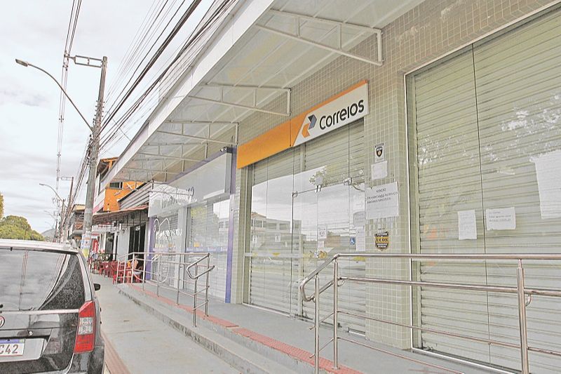 Agência dos Correios em Porto Canoa é pequena, tem poucos caixas e vive lotada, de acordo com cliente (Foto: Fábio Nunes/AT)