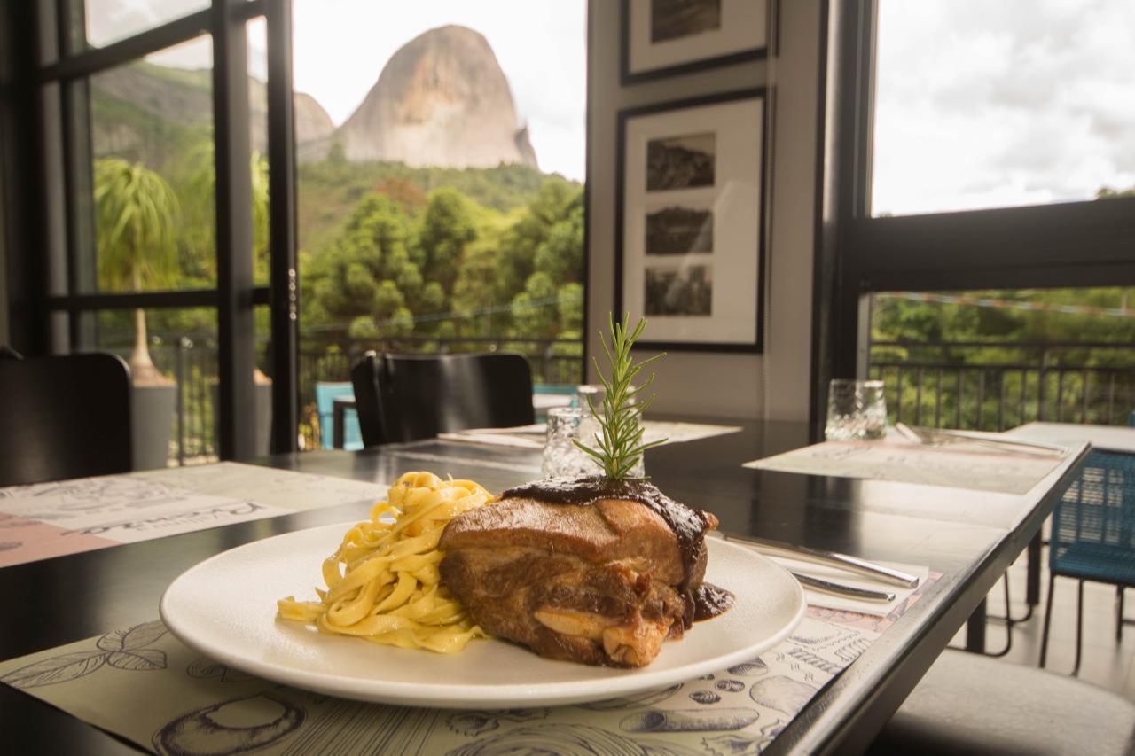 Em novo restaurante de Pedra Azul, costelinha suína com barbecue e talharim caseiro ao alho e óleo. (Foto: Divulgação/ Ari Oliveira)