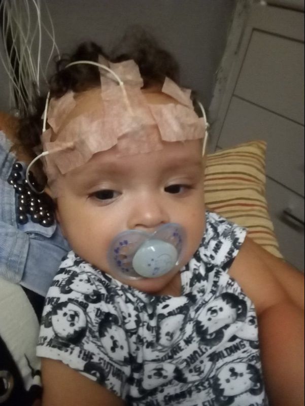 Lucineia com Gabriel, que precisa fazer eletroencefalograma todo mês (Foto: Reprodução/Acervo Pessoal)