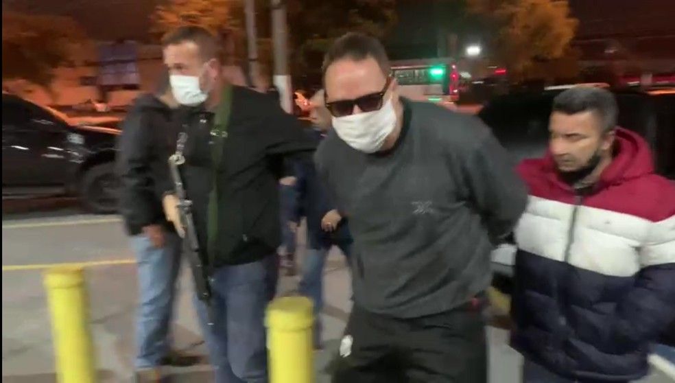 Cristiano Girão é escoltado por policiais (Foto: Divulgação / PCERJ)