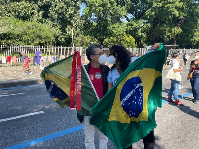 Dadá Coelho e Paulo Betti durante manifestação no sábado (Foto: Reprodução Twitter @dadacoelho)