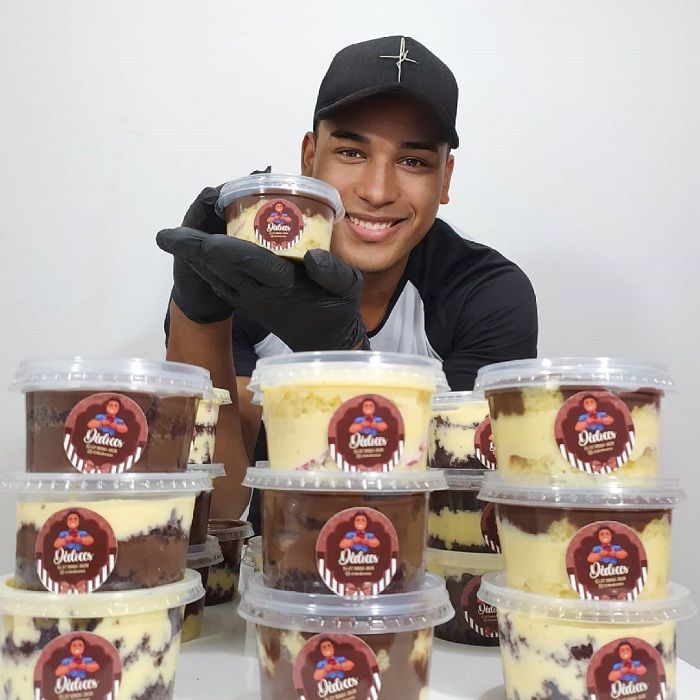 Deivison Ribeiro de Souza investiu os R$ 50 que tinha na produção de brigadeiros e assim superou a depressão (Foto: Reprodução Instagram @dedocess)