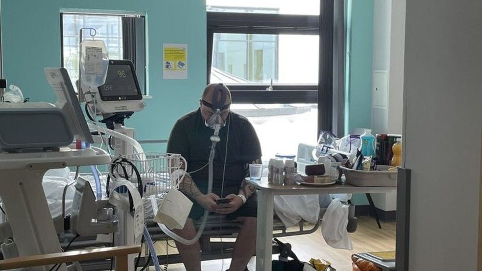 Depois de ficar gravemente doente com o vírus, Matthew Keenan, de 34 anos, autorizou que sua foto fosse divulgada para estimular as pessoas a tomarem a vacina contra covid (Foto: Leanne Cheyene/Twitter)