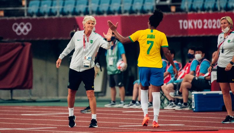 Duda e Pia Sundhage, técnica da Seleção (Foto: Sam Robles / CBF)