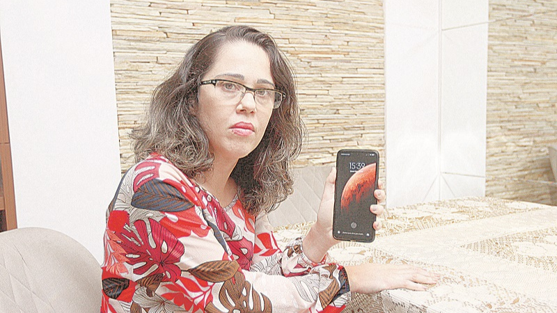 Yara Marchioni acumula um prejuízo em dívidas e compras que assegura que não fez. Ela registrou três boletins de ocorrência (Foto: Antonio Moreira/AT)