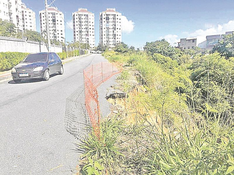 Erosão que compromete fluxo de veículos na rua dos Rouxinóis, em Morada de Laranjeiras, na Serra (Foto: Claudia Sabina Pereira)