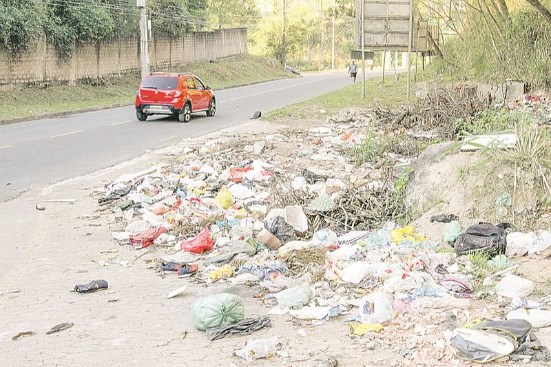 Descarte irregular de lixo na entrada do bairro Jardim Carapina, na Serra: ato é considerado crime ambiental (Foto: Leone Iglesias/AT)