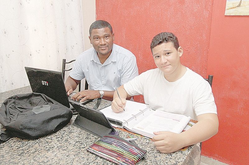 Rony Silva, de 44 anos, está na expectativa para que o filho, Bernardo Gonçalves de Oliveira, 13 anos, possa se vacinar (Foto: Kadidja Fernandes/ AT)