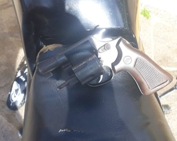 Arma encontrada com os suspeitos (Foto: Divulgação PM)