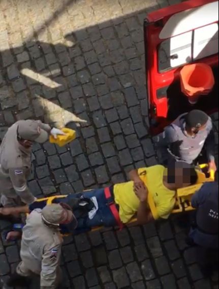 Um dos suspeitos sendo socorridos pelos policiais e bombeiros, após acidente (Foto: Reprodução vídeo)