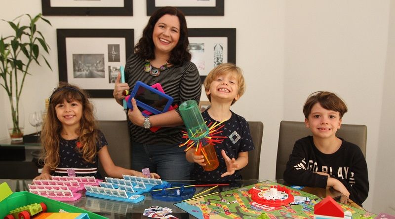 Brunela, além de sentar à mesa com os filhos Sofia, Henrique e Luiz Felipe, aumentou o controle dos eletrônicos. (Foto: Kadidja Fernandes/AT)