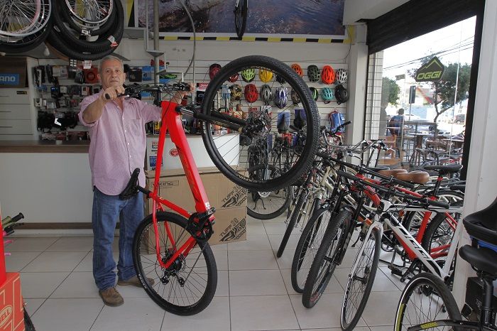 Empresário Fernando Gorza afirmou que a tecnologia visa, principalmente, trazer mais leveza às bicicletas (Foto: Fábio Nunes/AT)