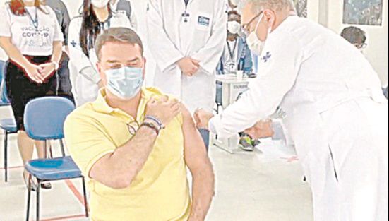 Filho do presidente se vacinou (Foto: Reprodução de vídeo)