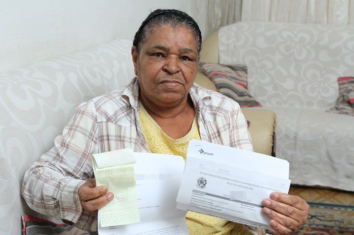 Maria Alcântara Pereira, 71 anos, notou no extrato de sua aposentadoria débitos recorrentes (Foto: Fotos: Beto Morais/AT)