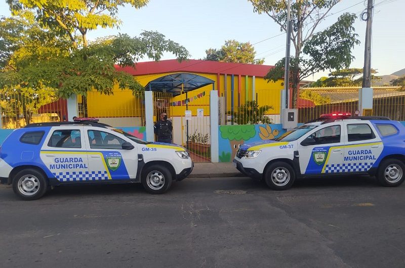 Viaturas da Guarda Municipal permaneceram na porta da creche (Foto: Divulgação)