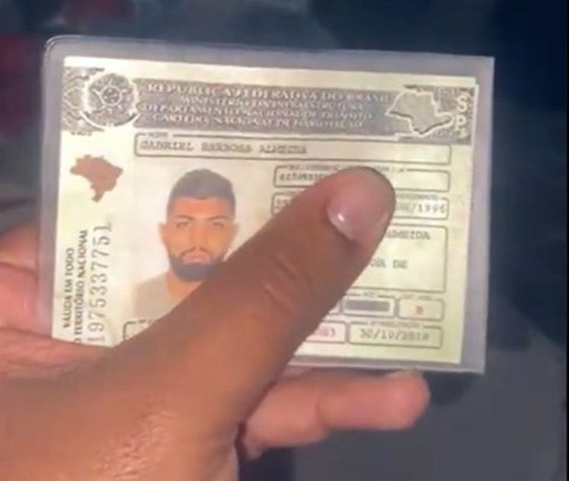 CNH de Gabigol foi encontrada no aeroporto de Salvador (Foto: Redes Sociais)