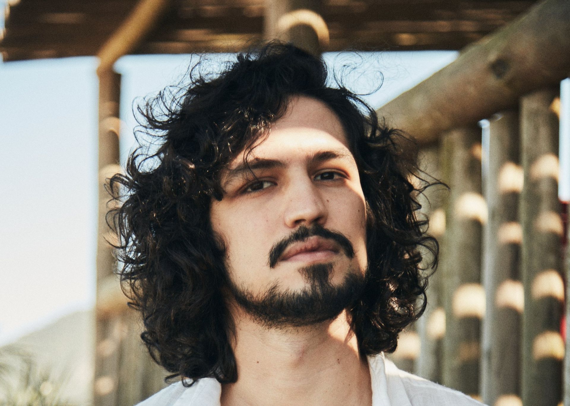 Gabriel Leone está na série "Dom" e no filme "Eduardo e Mônica". (Foto: Jeff Segenreich/divulgação)