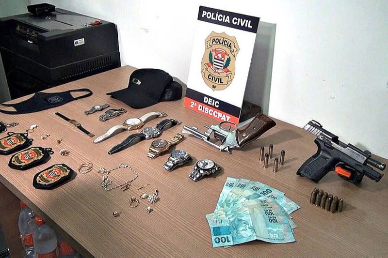 Gangue é presa acusada de roubar R$ 1 milhão em relógios de luxo (Foto: Divulgação/Deic)