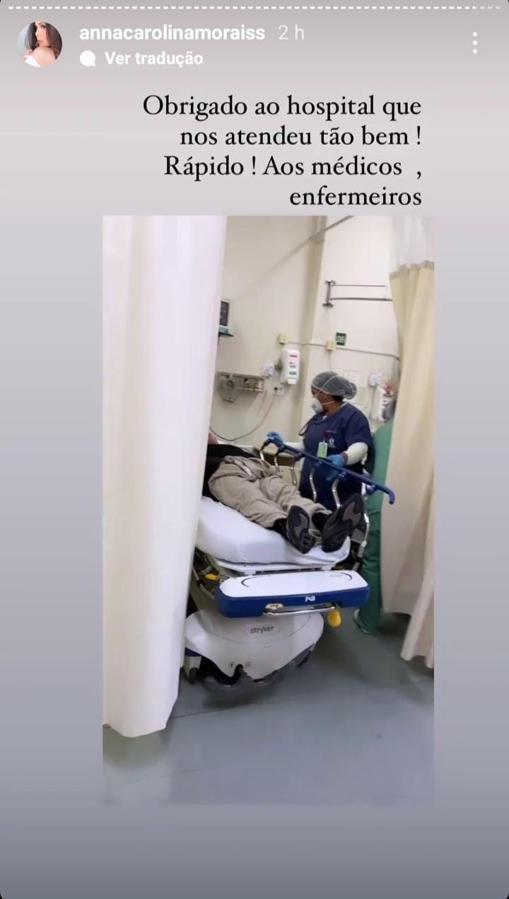 Esposa publicou vídeo do cantor recebendo atendimento no hospital (Foto: Reprodução Instagram @annacarolinamoraiss)