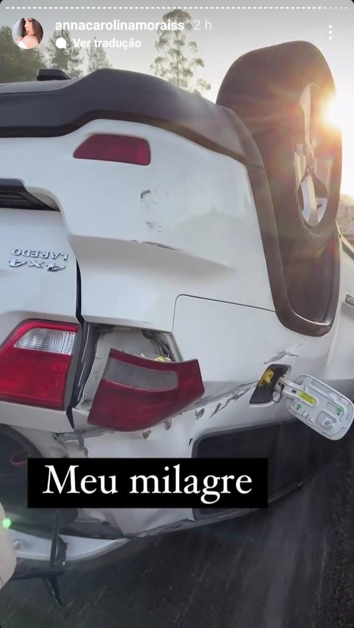 Esposa do cantor estava com ele no carro e postou imagens de como ficou o veículo após o acidente (Foto: Reprodução Instagram @Annacarolinamoraiss)