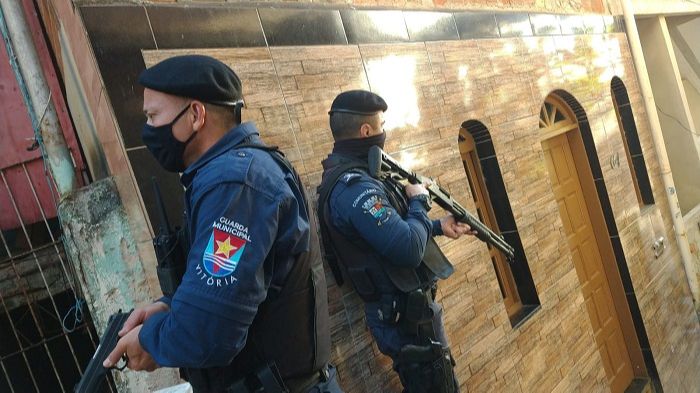 Agentes durante operação (Foto: Divulgação Guarda Municipal de Vitória)