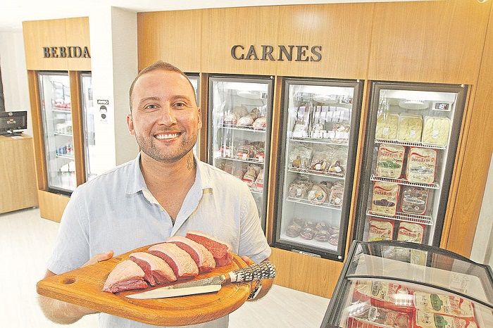 O empresário Gustavo Rosa abriu uma boutique de carnes na Mata da Praia (Foto: Kadidja Fernandes/AT)
