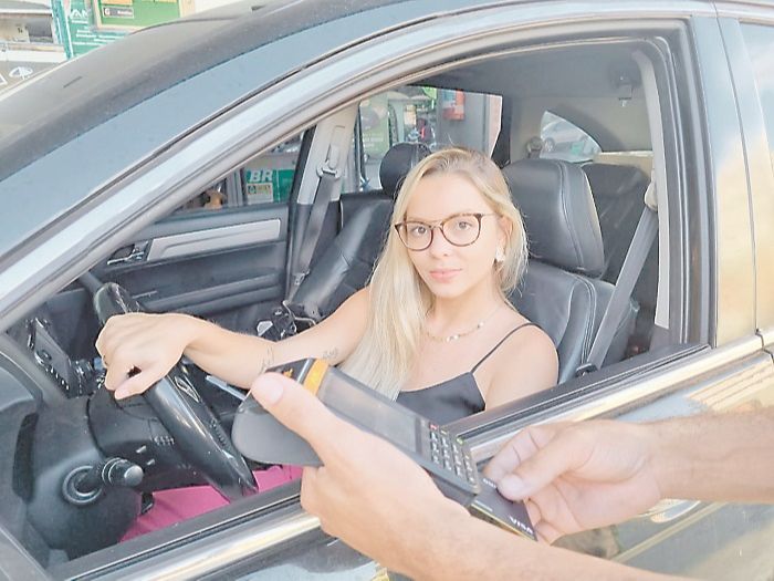A advogada Helena Lisboa, de 25 anos, disse que levou um susto com o preço da gasolina (Foto: Roberta Bourguignon)