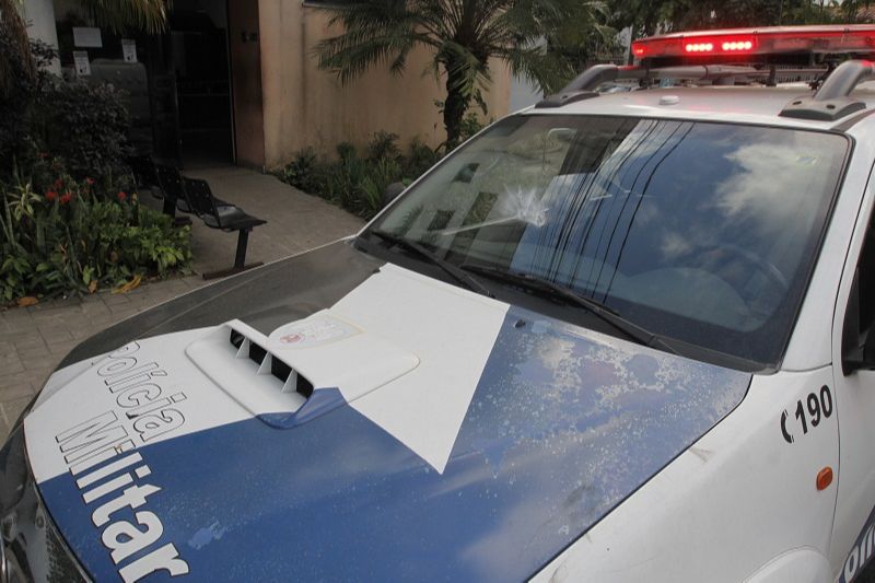 Vidro da viatura com rachaduras no local em que foi atingido com pedra (Foto: Fábio Nunes/AT)