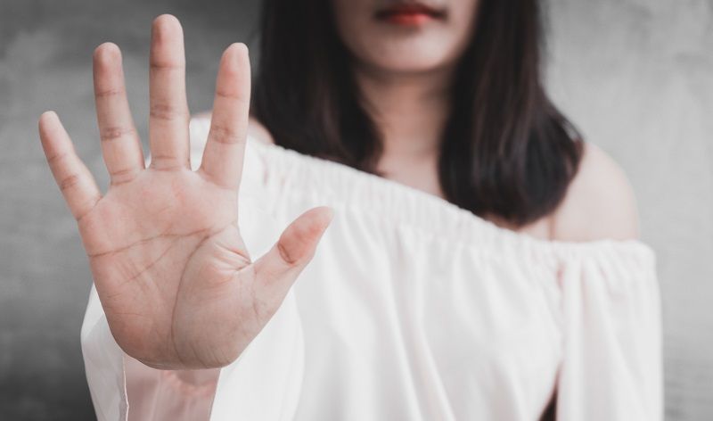 Humilhar mulheres pode dar até dois anos de cadeia (Foto: Freepik)