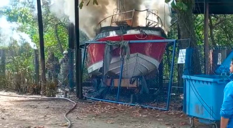 Bombeiros combatem as chamas na lancha (Foto: Compartilhado pelo leitor)
