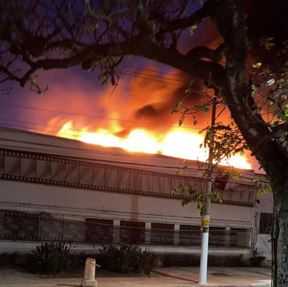 Incêndio atinge prédio da Cinemateca, na Vila Leopoldina, em SP (Foto: Reprodução/Ariane Breyton)