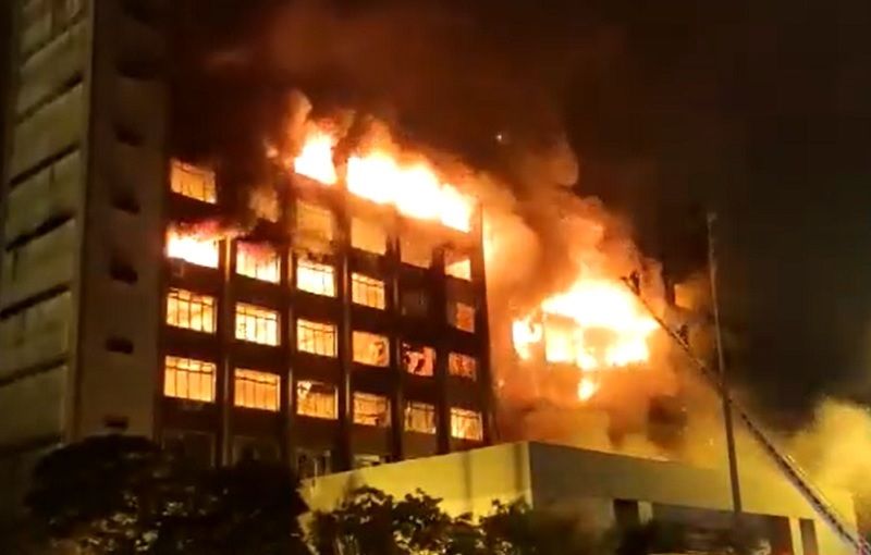 Incêndio destruiu prédio da Secretaria de Segurança Pública do Rio Grande do Sul, em Porto Alegre. (Foto: Reprodução/Twitter)