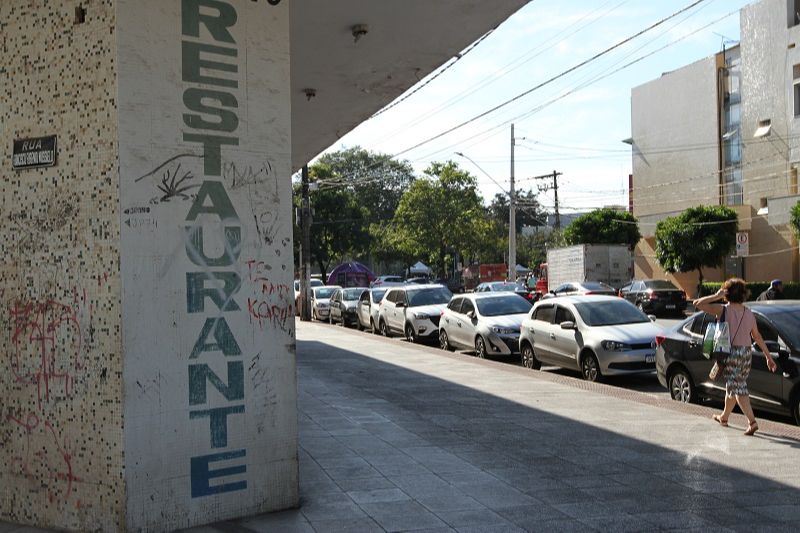 Ele invadiu um restaurante com uma faca em mãos e exigindo comida (Foto: Beto Moraes/ AT)