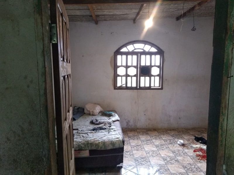 Rapaz foi morto dentro de casa em Jardim de Alah, Cariacica. (Foto: Fábio Nunes/AT)