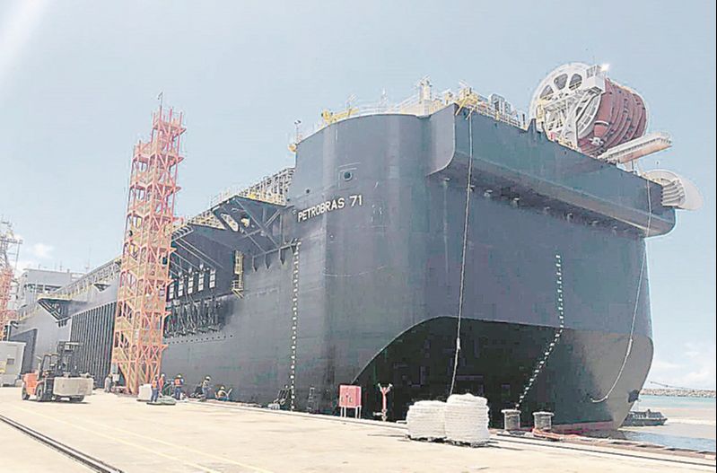 Casco do navio-plataforma P-71, montado em Aracruz, vai voltar para o estaleiro e passar por melhorias (Foto: Divulgação)