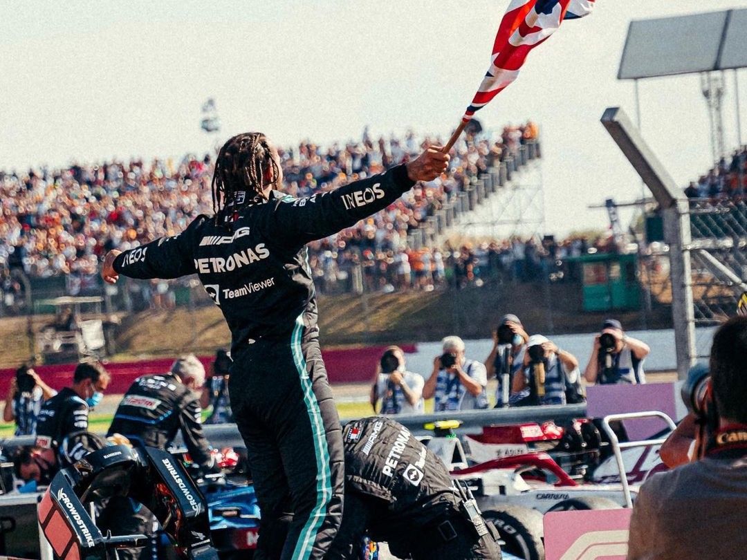 Hamilton comemora vitória, que o deixou apenas oito pontos atrás de Verstappen. (Foto: Divulgação / Mercedes)