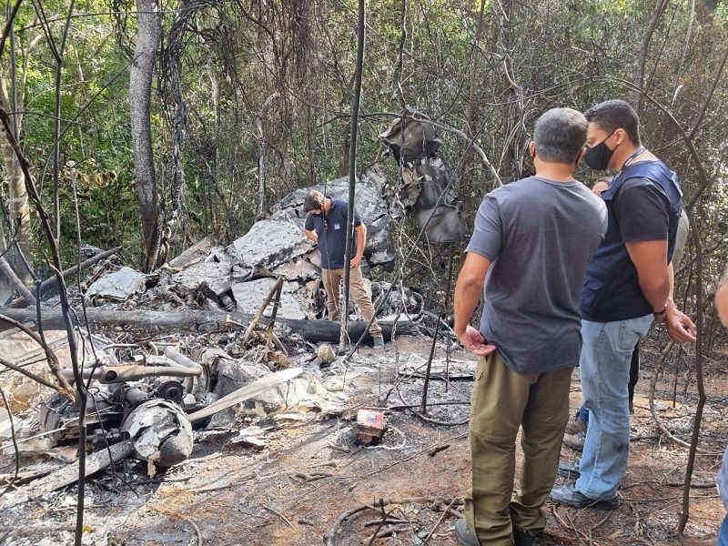 Profissionais do Seripa durante investigação no local da queda do avião (Foto: Roberta Bourguignon/AT)