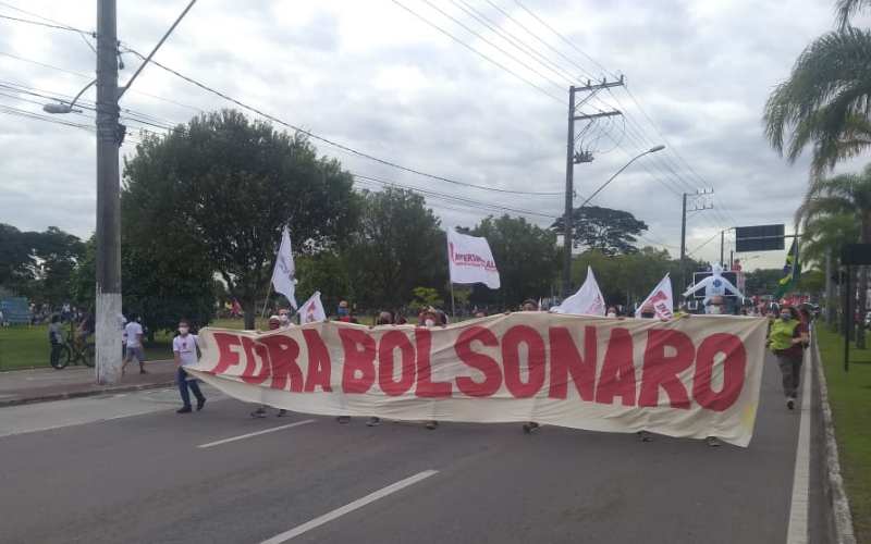 Manifestantes fazem ato contra Bolsonaro em Vitória (Foto: Ludmila Azevedo/ AT)