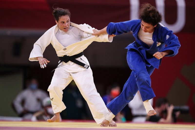 O combate entre a gaúcha e Madina Taimazova, da Rússia, durou mais de 14 minutos (Foto: Reprodução/Twitter @timebrasil)