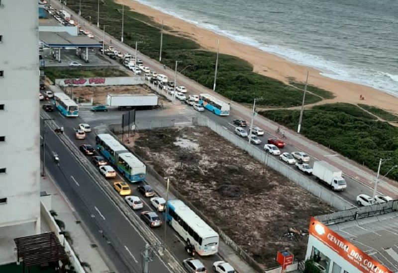 Apesar da liberação da rodovia, o trânsito segue congestionado na região (Foto: Amanda Drumond)