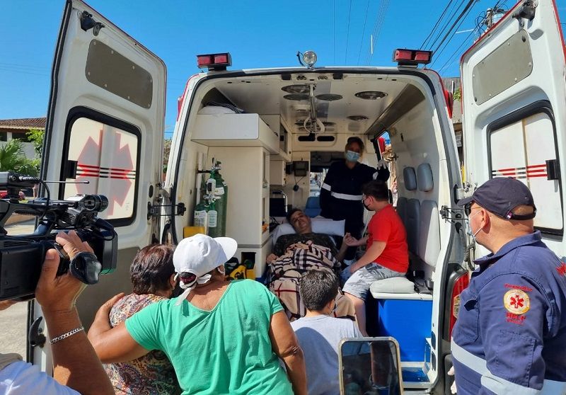 Ambulância levou Francis até sua casa, em Guarapari (Foto: Roberta Bourguignon/AT)