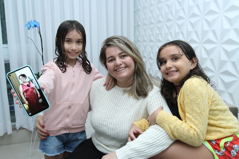 Carmem de Oliveira vai levar as filhas Mariana, de 10 anos, e Giovanna, de 7, para verem a avó, em Minas Gerais (Foto: Beto Morais/AT)
