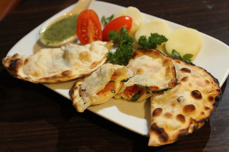 O minicalzone caprese do Salsa Pizzaria, na Praia do Canto, é preparado com mozzarella de búfala, tomate e manjericão. (Foto: Beto Morais/AT)