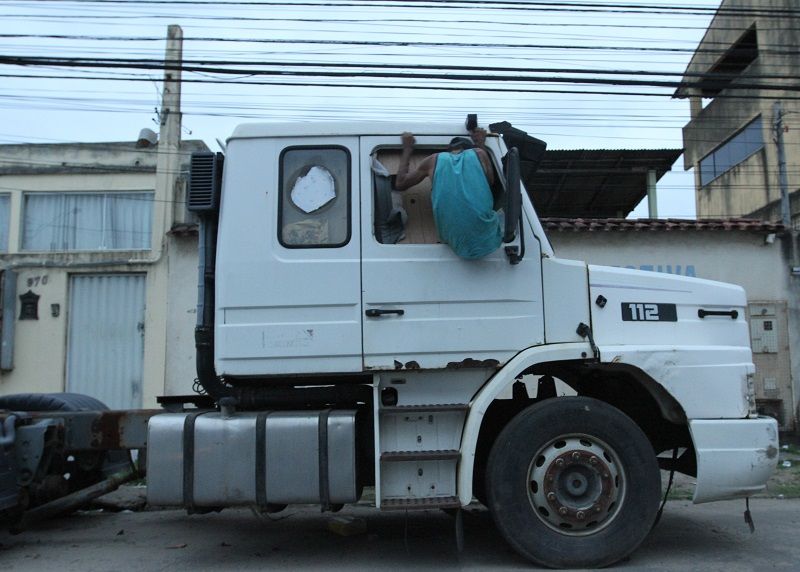 Morador em situação de rua teve permissão do dono do caminhão para morar dentro do veículo, em Vila Velha (Foto: Foto: Beto Morais/AT)