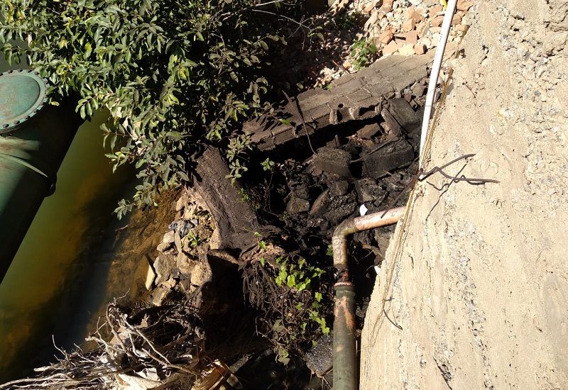 O esgoto saia do cano de um prédio alugado pela prefeitura diretamente nas águas do Rio Itapemirim (Foto: Divulgação)