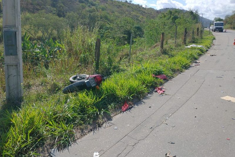 Com a força da batida, a moto da vítima foi parar no mato. (Foto: Divulgação)