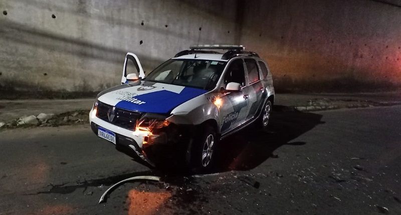 A mulher entrou na contramão em alta velocidade e bateu de frente com a viatura (Foto: Divulgação)