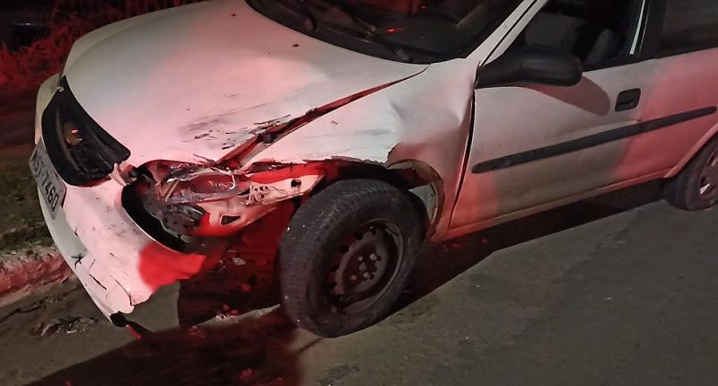 A mulher entrou na contramão em alta velocidade e bateu de frente com a viatura (Foto: Divulgação)