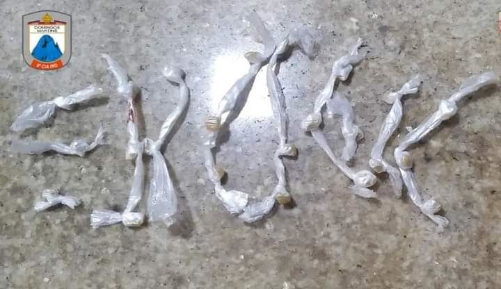 Droga estava escondida no cabelo da mulher (Foto: Divulgação Polícia Militar)