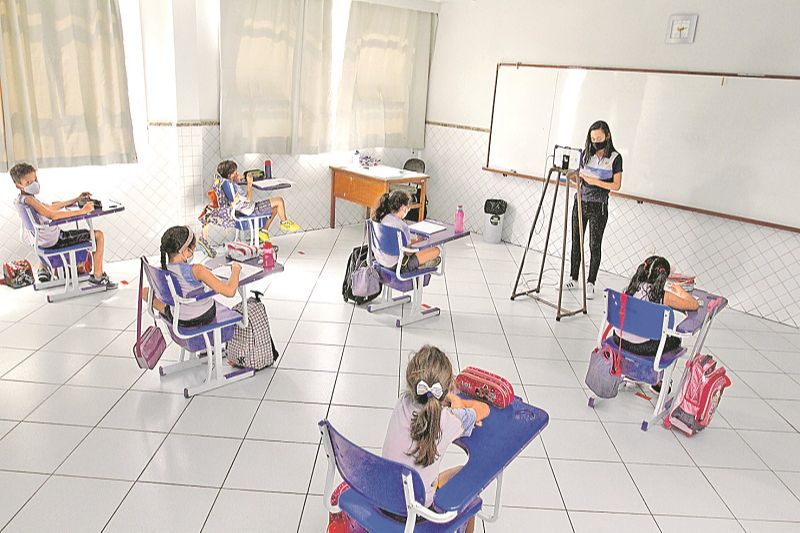 Alunos em sala de aula: as escolas particulares estão com quase 100% da capacidade presencial, segundo o Sinepe (Foto: Leone Iglesias - 01/02/2021)
